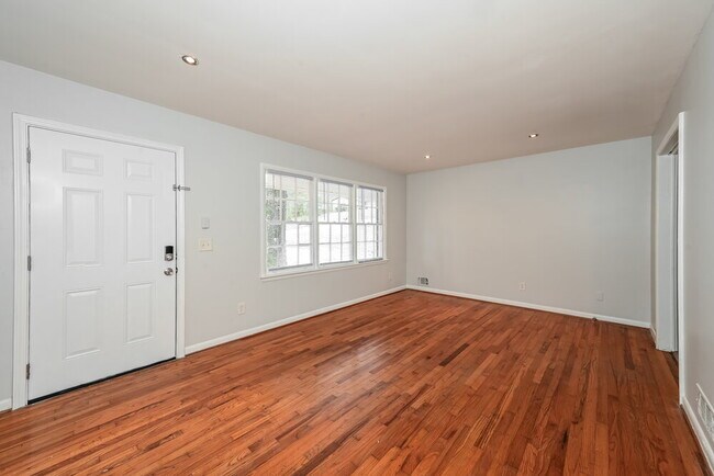 Foto del edificio - 3639 Telstar Dr