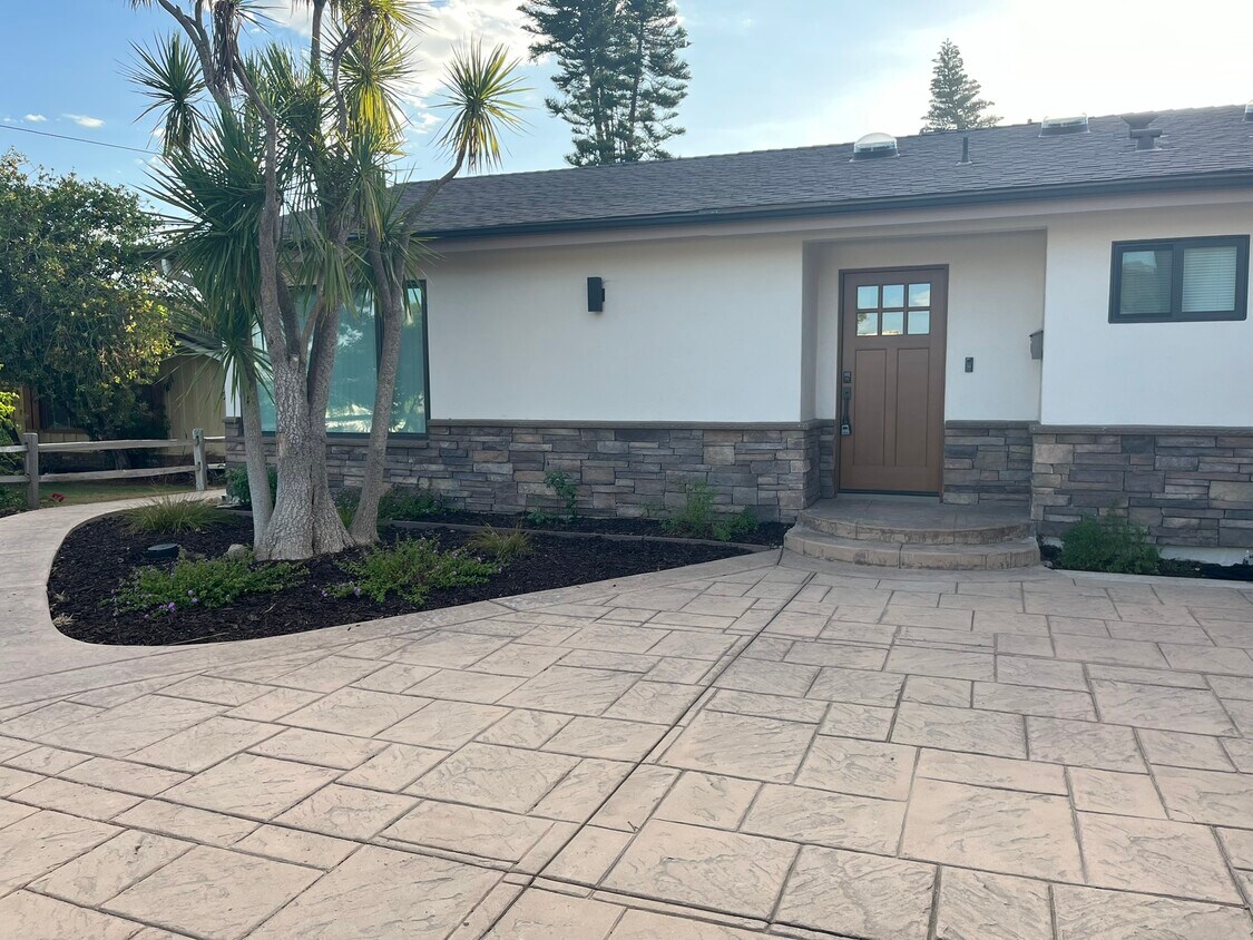 Primary Photo - 5656 Soledad Rd