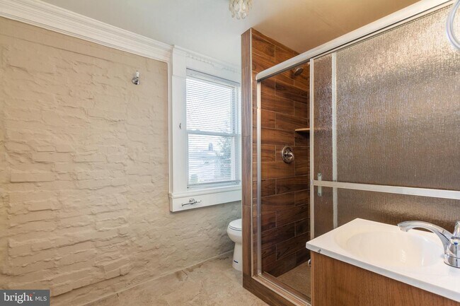 Building Photo - 713 S Milton Ave