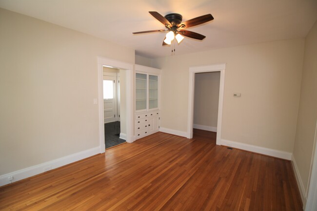 Building Photo - 2853 Observatory Ave
