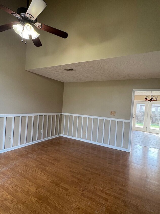 Foto principal - WOW! 3 bedroom/2 bath with garage.