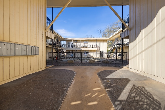 Building Photo - 901 Raguet St