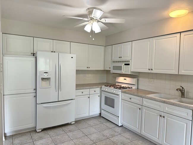 Building Photo - 240 Steeplechase Ct