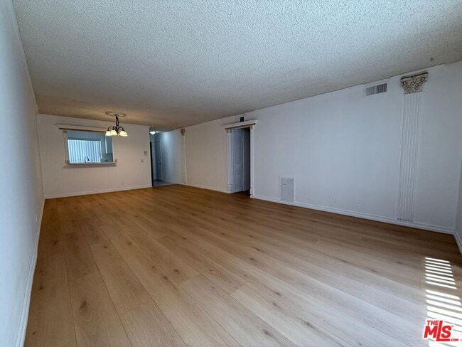 Building Photo - 1038 Thompson Ave