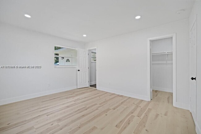 Foto del edificio - 1523 NE 148th St