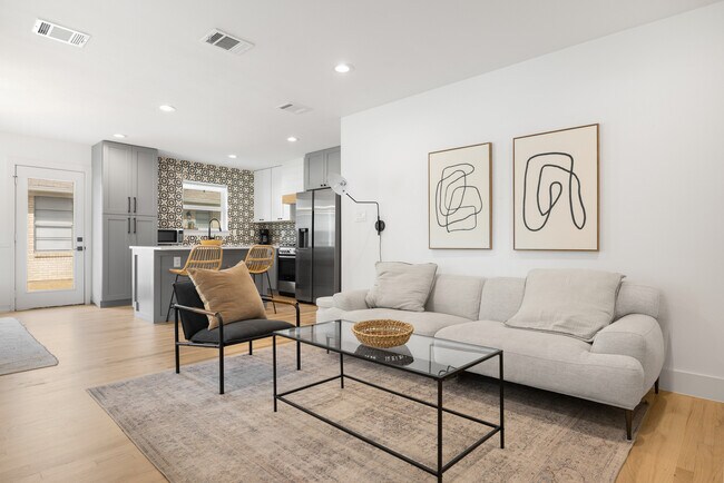 Foto del edificio - 6569 Ascot Ln