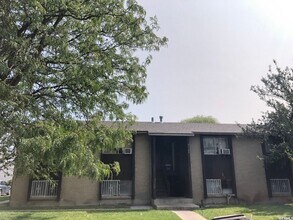 Building Photo - 2523 S Lakecrest Dr