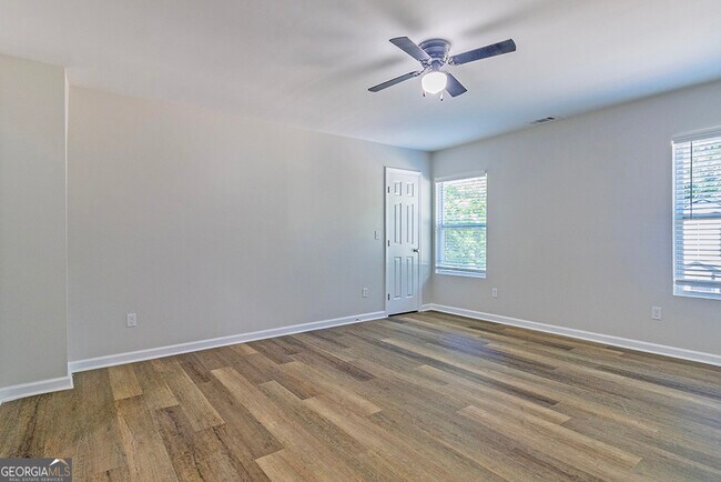 Building Photo - 2741 Village Green Dr