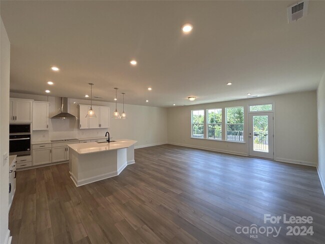 Building Photo - 6032 Mariemont Cir