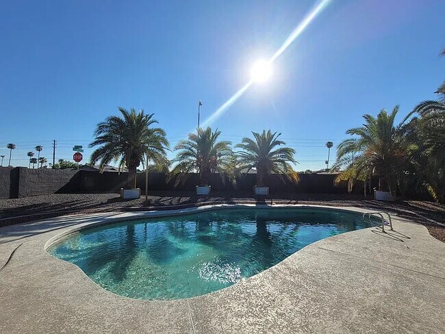 Building Photo - Stunning 4-bedroom home with pool