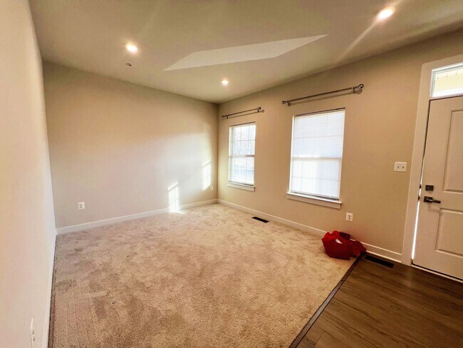 Foto del edificio - Lavish 4 BR/3.5 BA Single-Family Home in U...