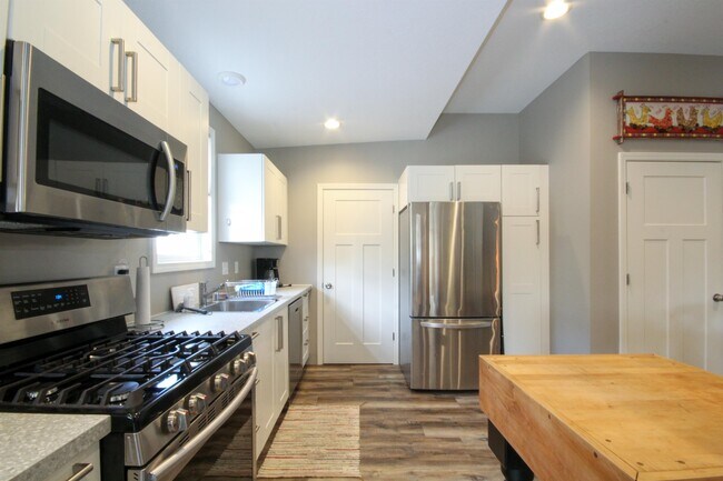 Foto del edificio - 711 Sims Ave