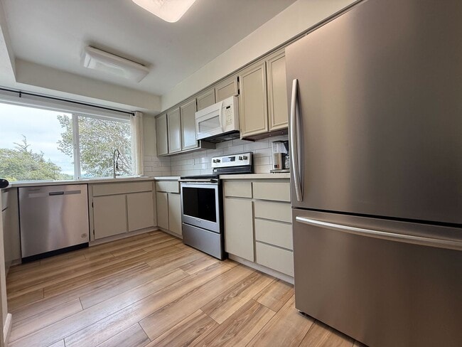 Building Photo - Coming availble soon!!! Tranquil Oak Hills...