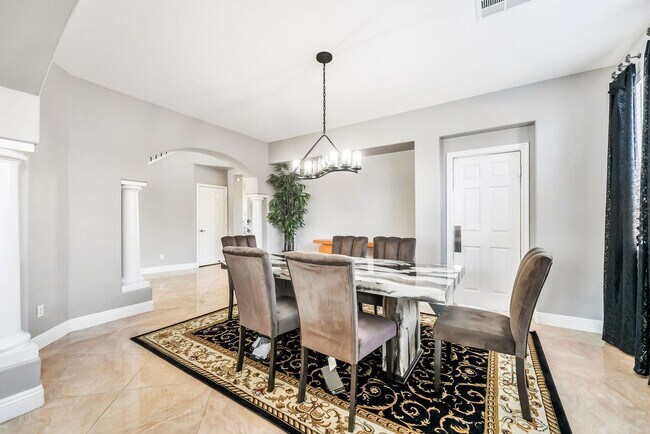 Foto del edificio - Fully Furnished Luxury Living with Expansive, Move-In Ready Comfort!