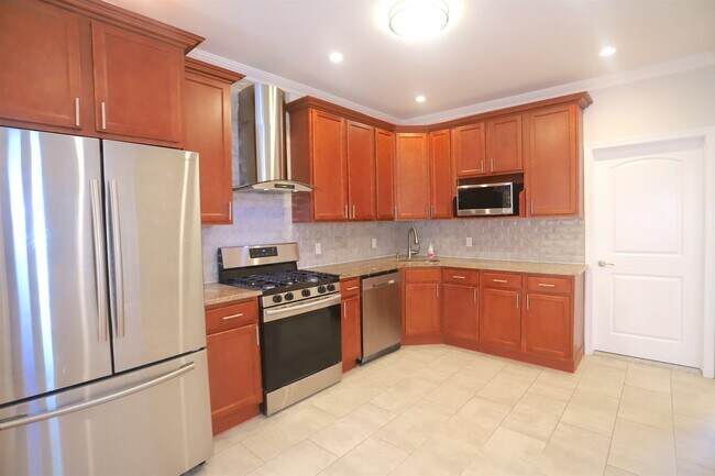 Building Photo - 106 Poplar St