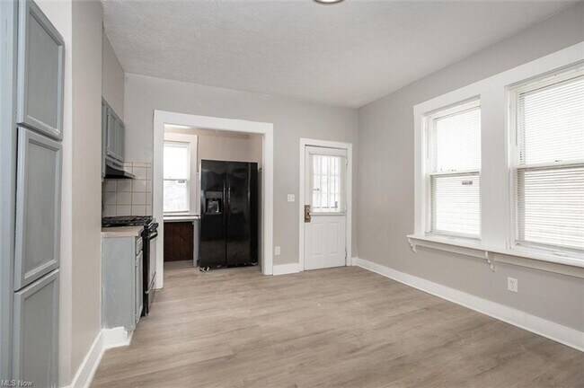 Foto del edificio - 5614 Drake Ave