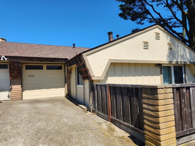Building Photo - 2 bedroom townhouse