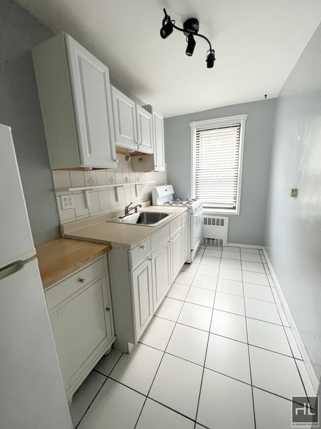 Building Photo - Large Studio with Separate Kitchen and 2 B...