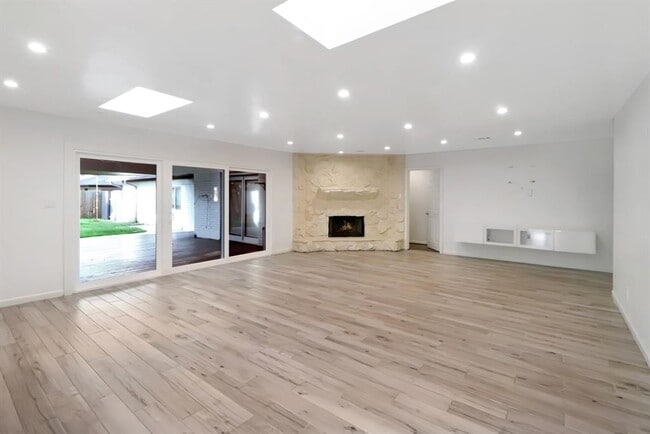Building Photo - 5602 Sylmar Rd