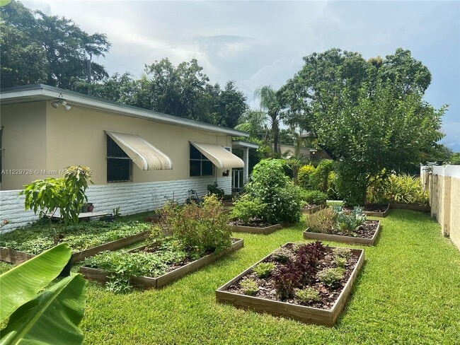Building Photo - 6320 SW 58th Pl
