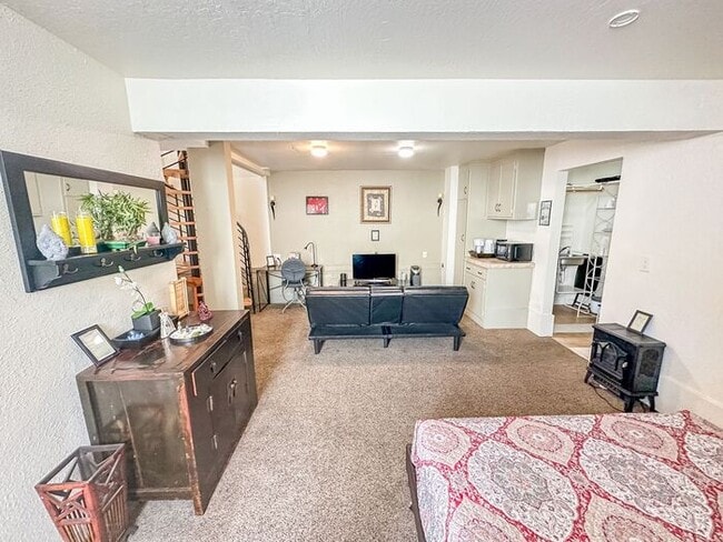Building Photo - Charming Studio Apartment in the Heart of ...