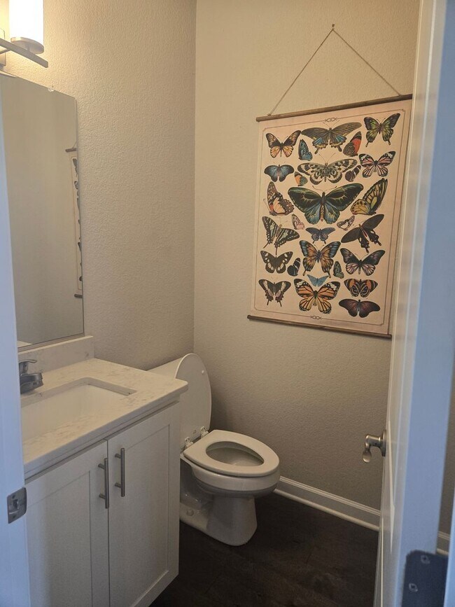Building Photo - Beautiful model home end unit