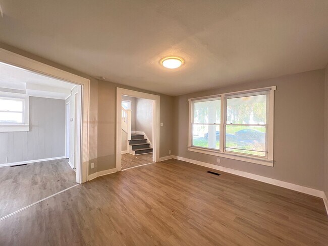 Building Photo - Highland Home