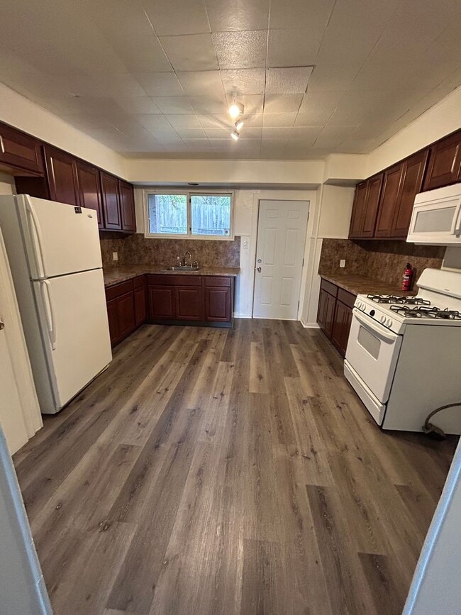 Building Photo - 3 Bedroom/ 1 Bathroom Home in Bethlehem!