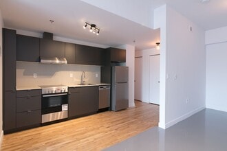 Building Photo - 4350 Av. de l'Hôtel-de-Ville