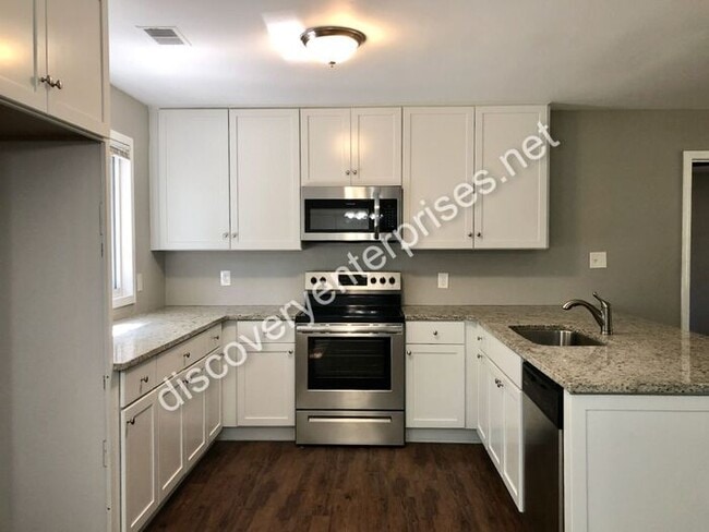 Foto del edificio - JUST REDUCED! 4 Bdrm / 2 Bath Home - 1st m...