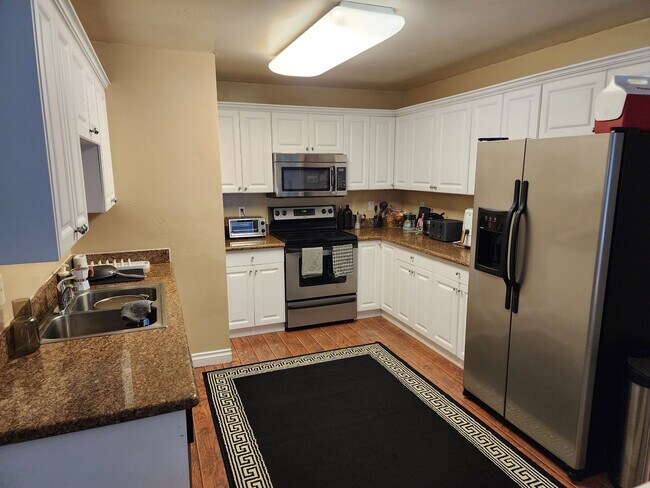 Foto del edificio - Upstairs end unit with a private entrance 2 bedroom condo in a quiet area of Spring Valley with a...