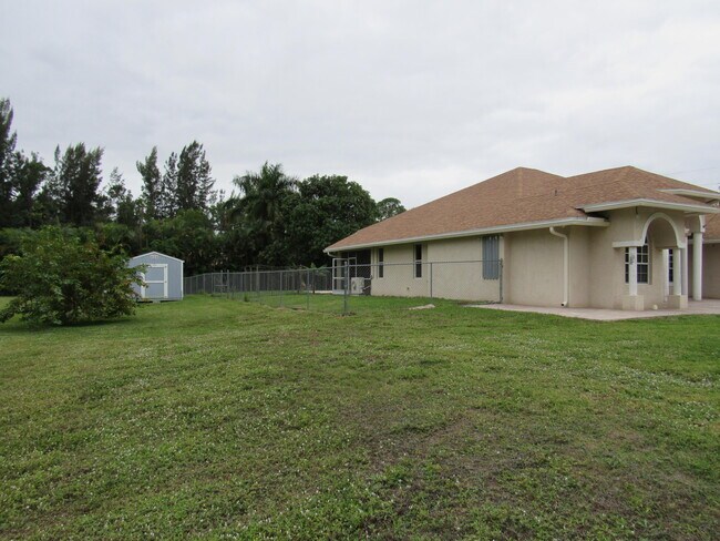 Foto del edificio - 6090 140th Ave N