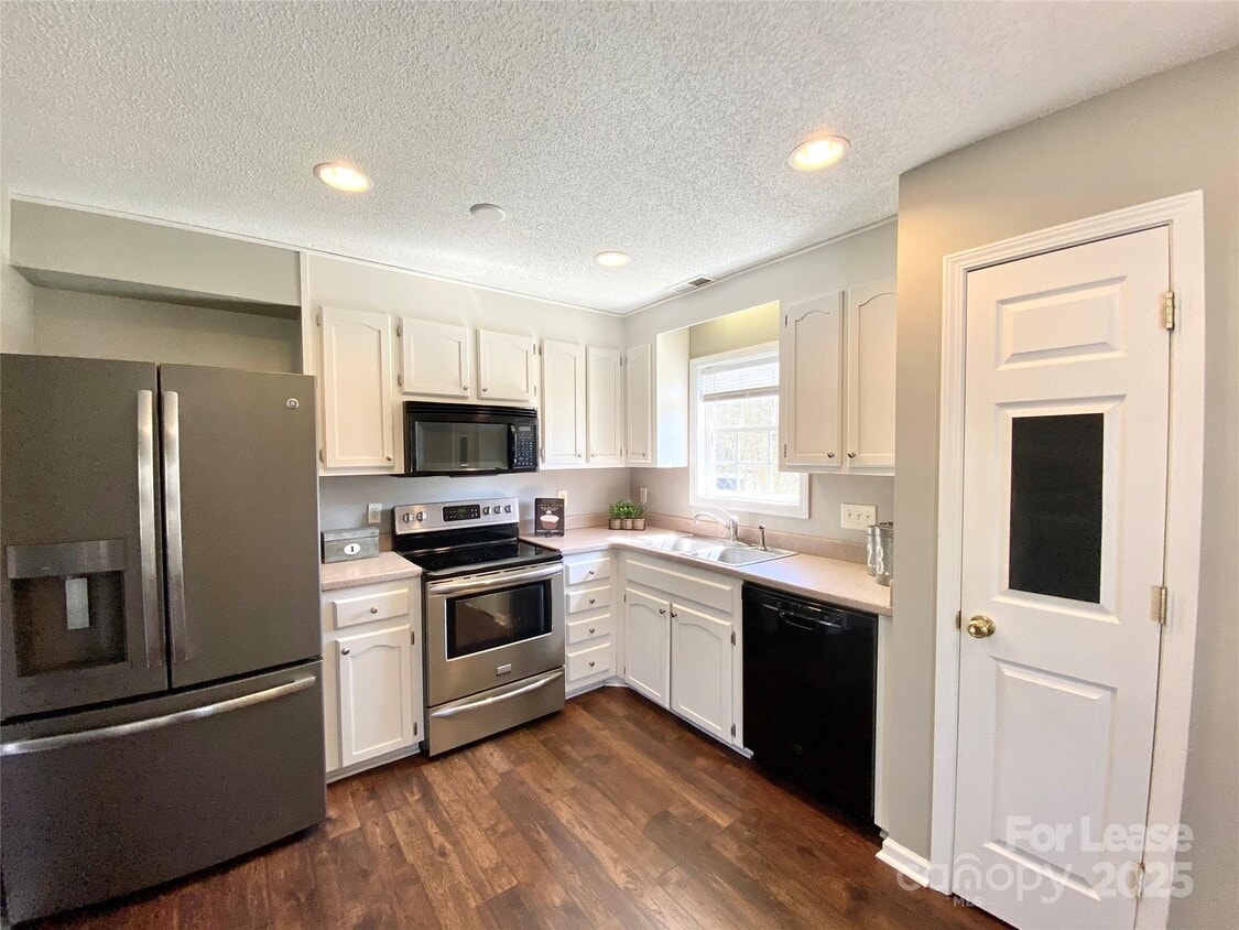 Primary Photo - 15 Linestowe Dr