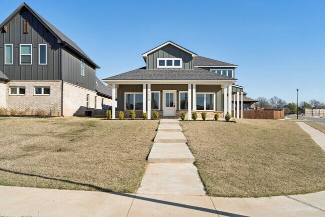 Foto del edificio - Fully Furnished 4 Bedroom + Bonus Room