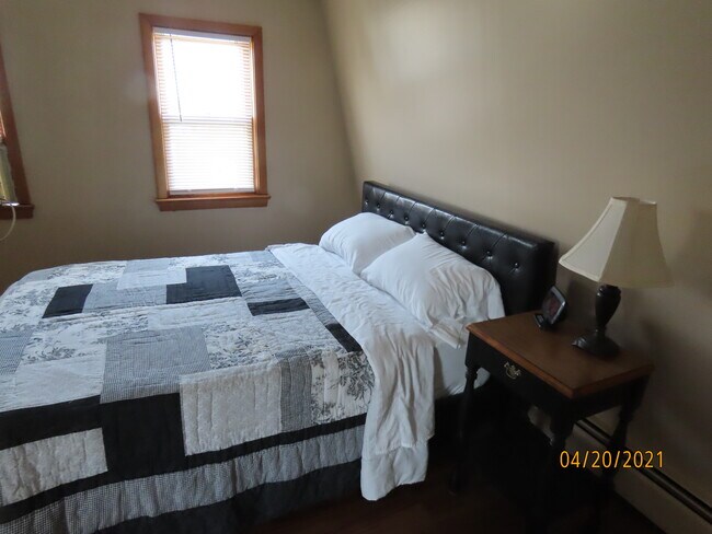Dormitorio n.º 2. Cama de tamaño matrimonial. - 307 Center St