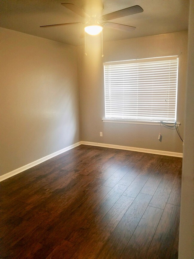 Building Photo - 8948 Hilton Dr