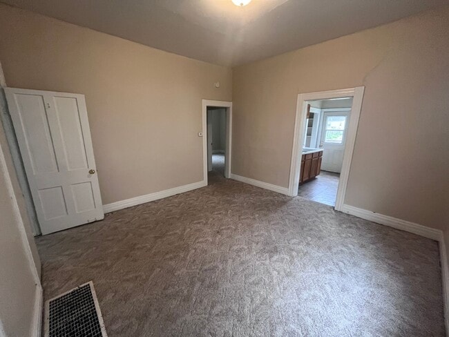 Building Photo - 3 Bedroom 1 Bath Near Campus