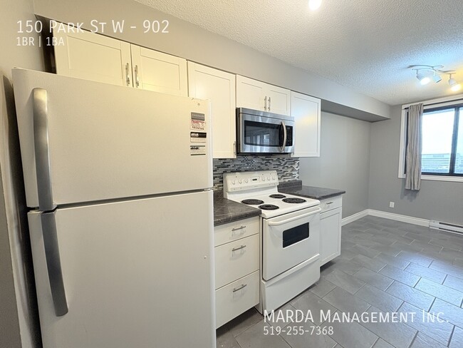 Photo du bâtiment - LUXURY 1-BEDROOM+DEN/1-BATH CONDO WITH BAL...