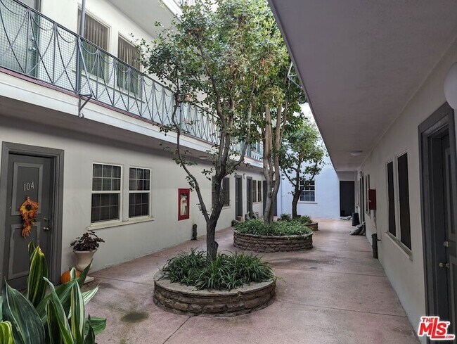 Foto del edificio - 615 N Rossmore Ave