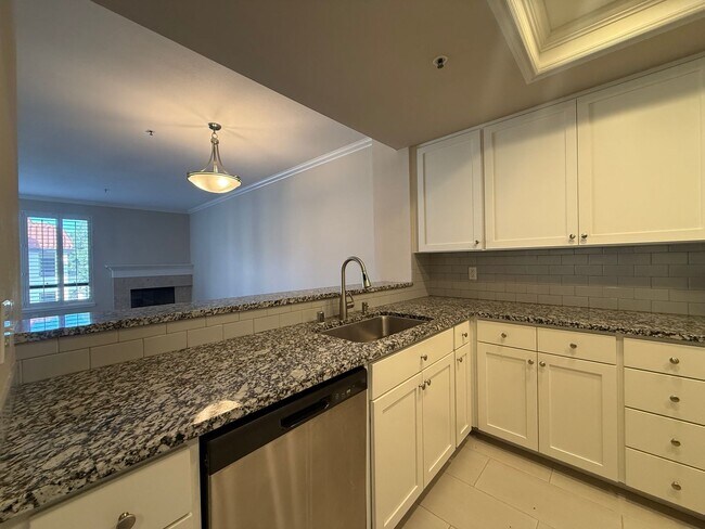 Building Photo - Beautiful 1B/1.5BA Upgraded Condo w/ Washe...