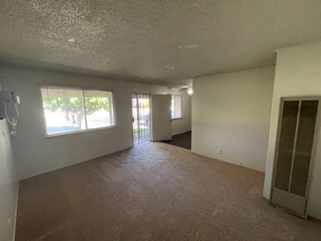 Building Photo - Home on large lot in Old Roseville