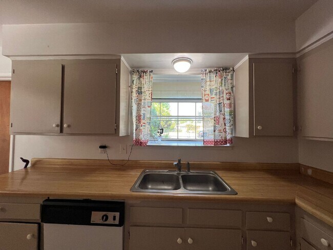 Building Photo - Beautiful Three Bedroom House With Lots of...