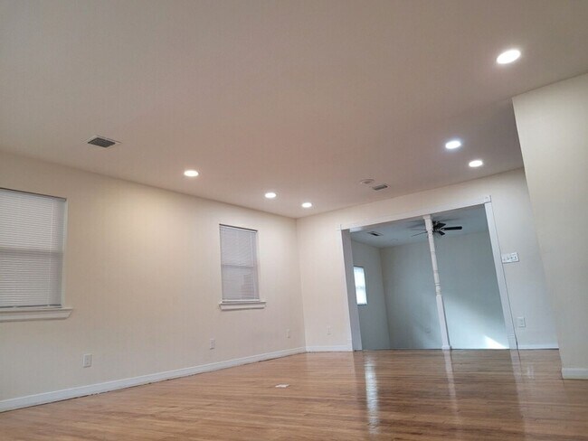 Building Photo - Completely Remodeled 3 Bed/2 Bath Home Wit...