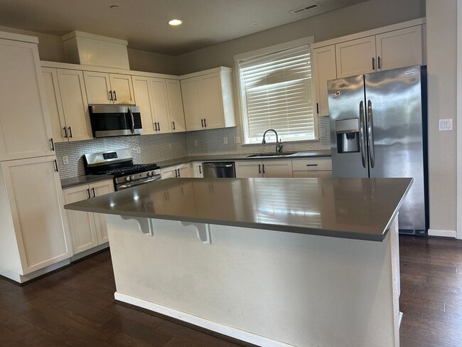 Building Photo - BEAUTIFUL CONTEMPORARY HOME IN BETHANY