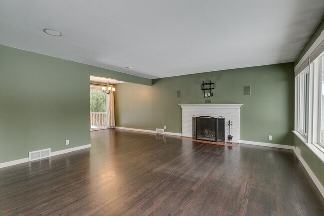 Building Photo - Seattle Home with HUGE yard in a Great Nei...