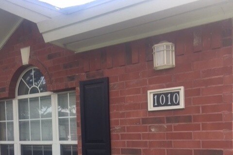 Primary Photo - 1010 Lexington Cir
