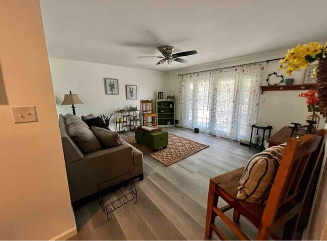 Foto del edificio - 3127 W Tulare Ave
