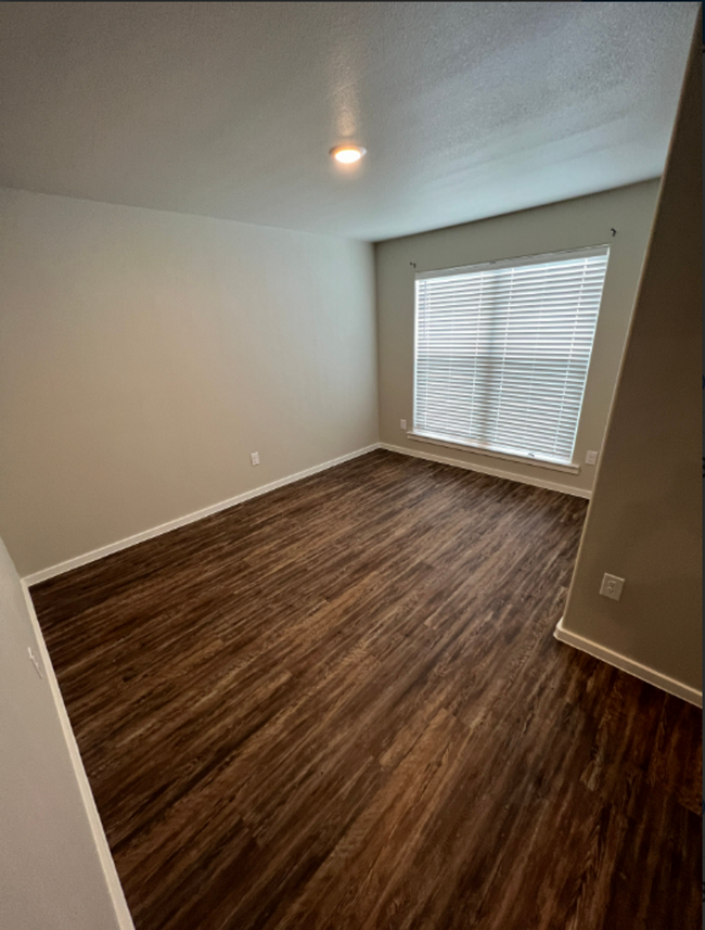 Building Photo - 2115 Langford Ave