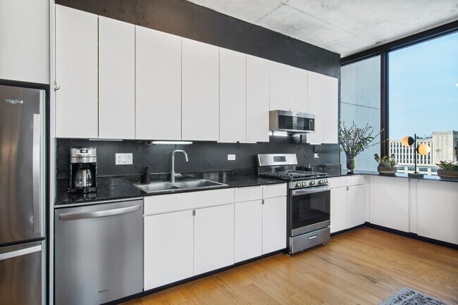 Building Photo - 235 W Van Buren St