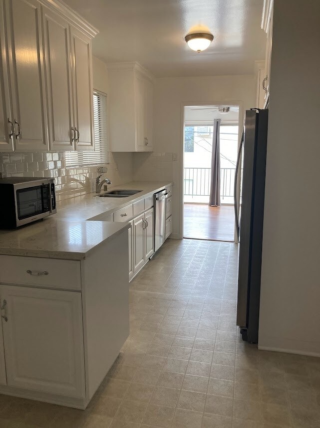 Kitchen - 839 S Sherbourne Dr
